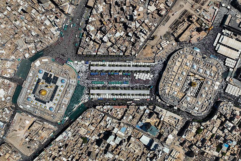 بالصور.. المؤمنون يحيون يوم عرفة عند المرقدين الطاهرين 