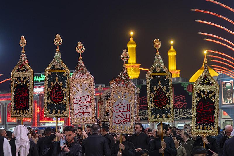 مواكب العزاء تحيي ذكرى شهادة الإمام علي (عليه السلام) في مدينة كربلاء