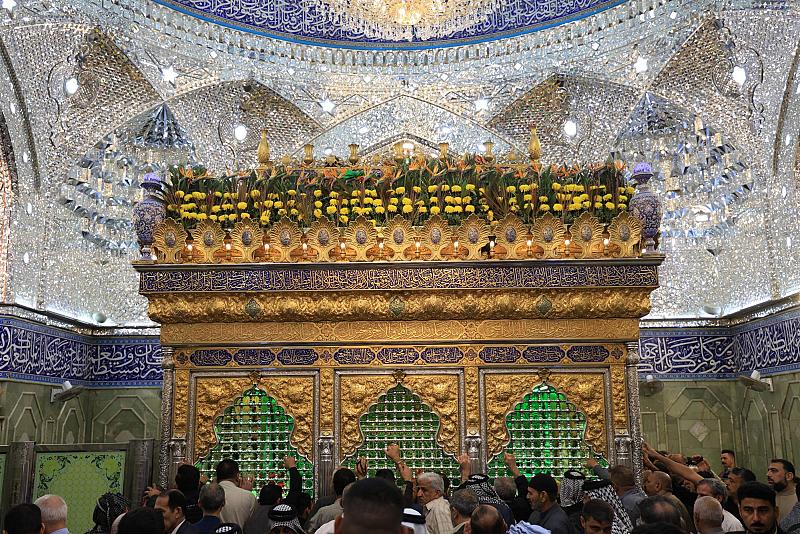 أكاليل الورد تزيّن شبّاك المرقد الطاهر بذكرى ولادة السيدة زينب (عليها السلام)