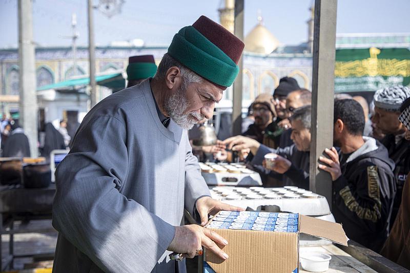 شعبة السادة الخدم تقدم خدماتها لزائري النصف من شعبان