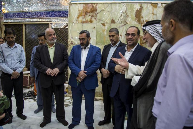 وفدٌ من العتبة العبّاسية المقدّسة يطّلع على آخر ما توصّلت إليه الكوادر من أعمال تركيب الشبّاك الجديد لمزار القاسم (عليه السلام)