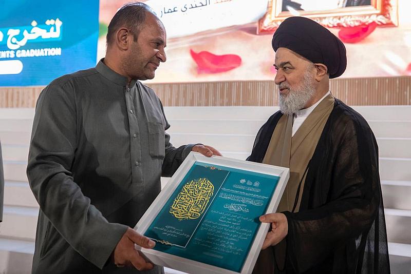 العتبة العباسية المقدسة تكرّم عددًا من عوائل الشهداء ضمن فعاليات حفل تخرج طلبة الجامعات
