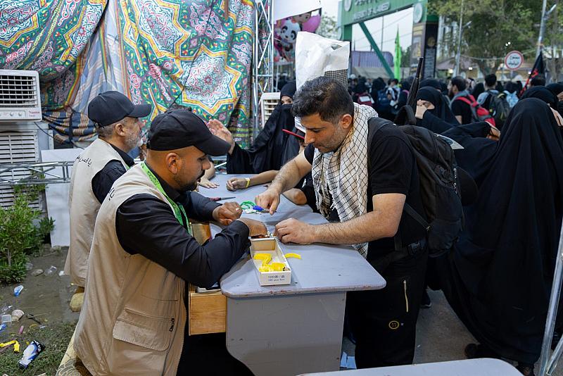 العتبة العباسية المقدسة توزّع 150 ألف سوارٍ وباجٍ تعريفي على الزائرين