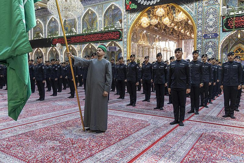 خريجو كلية الشرطة العراقية يؤدون قَسَم التخرج عند مرقد أبي الفضل العباس (عليه السلام)