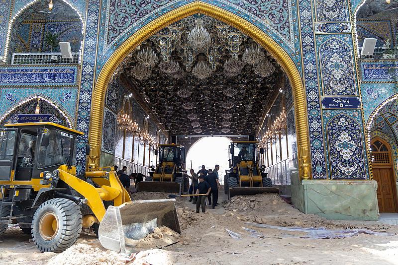 قسم رعاية الصحن يشرع بحملة لرفع الرمال من أبواب صحن مرقد أبي الفضل العباس (عليه السلام)
