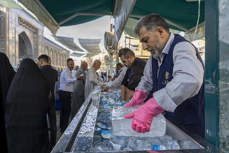 أقسام العتبة العباسية المقدسة تواصل تقديم خدماتها للزائرين في ليلة الجمعة