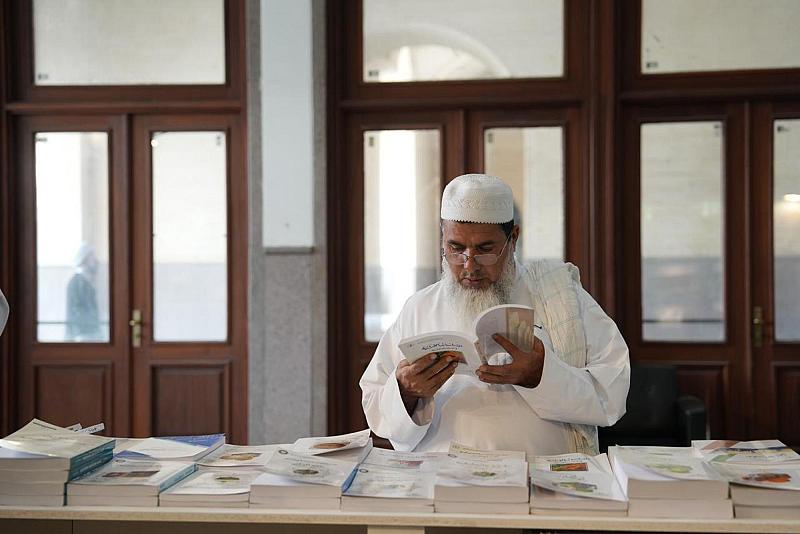 اقبال نوعي يشهده جناح العتبة العباسية في معرض طهران الدولي للكتاب 