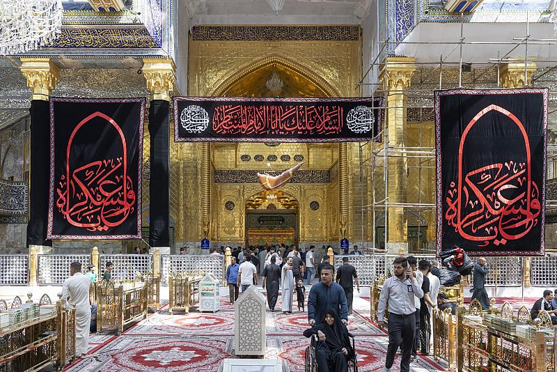 العتبة العباسية المقدسة تنشر لافتات العزاء بذكرى شهادة الإمام الحسن العسكري (عليه السلام)