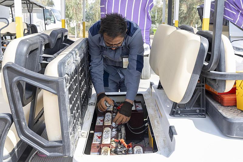 قسم بين الحرمين يقدم ورشة تدريبية عن صيانة العجلات الكهربائية للملاكات الفنية في مدينة الفردوس