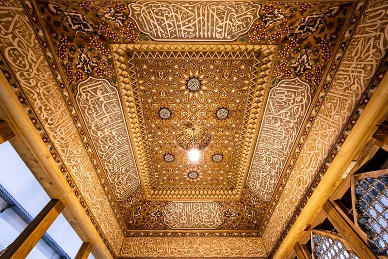 الانتهاءُ من صناعة السقف الخشبيّ المزخرَف لشبّاك مرقد السيّدة زينب (عليها السلام)