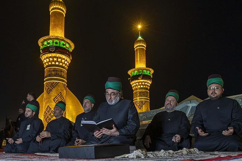 قُبيل استبدال الراية.. الأمين العام للعتبة العباسية المقدسة يؤدّي مراسم زيارة أبي الفضل العباس (عليه السلام)
