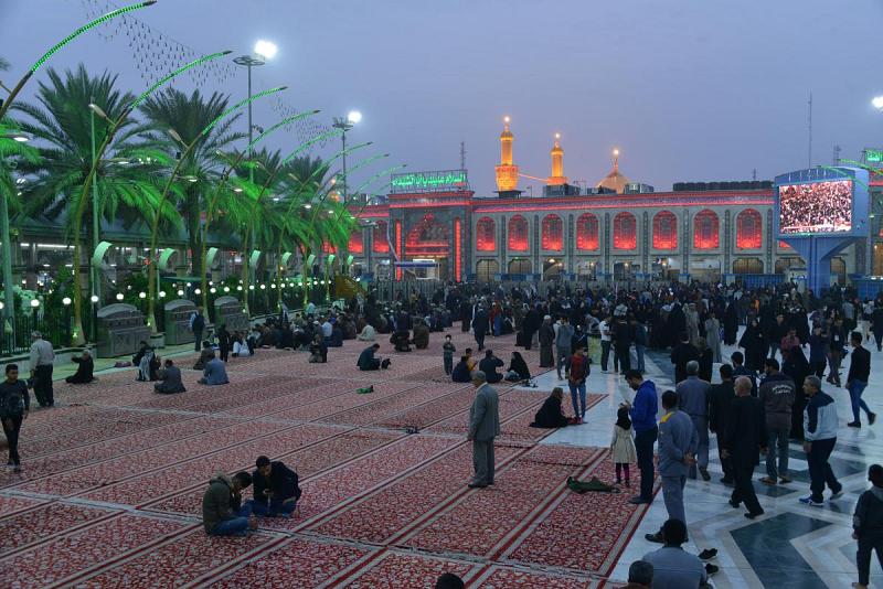 أكثرُ من (800) سجّادة تُفرش في ساحة ما بين الحرمَيْن الشريفَيْن لأداء الصّلاة ومراسيم الزيارة