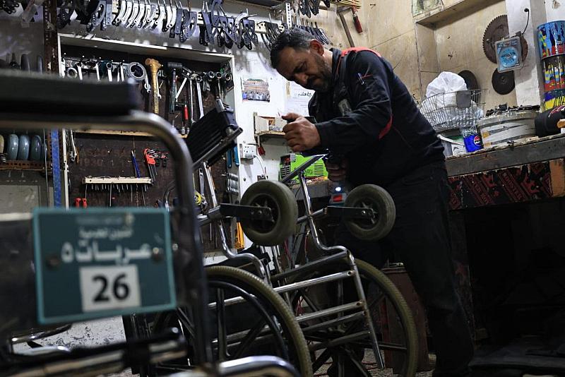 قسم الشؤون الخدمية يجري أعمال صيانة دورية لعربات ذوي الاحتياجات الخاصة