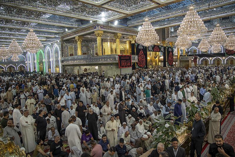 جموع الزائرين تحيي ليلة الجمعة عند مرقد أبي الفضل العباس (عليه السلام)