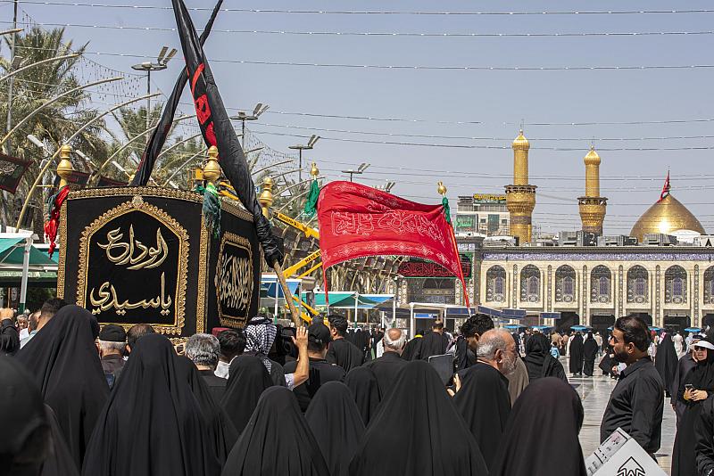 أهالي كربلاء يشيّعون النعش الرمزي للإمام الباقر (عليه السلام) عند العتبتَين المقدستَين
