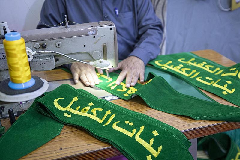 قسم الهدايا: أعمال خياطة مئات الأوشحة لحفل تخرج (بنات الكفيل) أُنجِزت بوقت قياسي