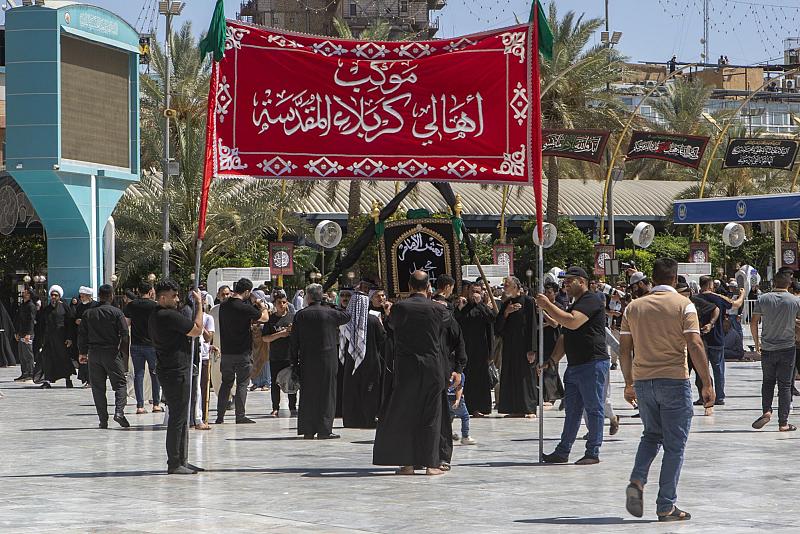 عند المرقدين الطاهرين في كربلاء.. مواكب العزاء تحيي ذكرى شهادة الإمام الجواد (عليه السلام)
