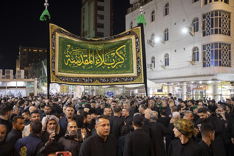أهالي كربلاء يحيون ذكرى شهادة الإمام علي (عليه السلام) في النجف الأشرف