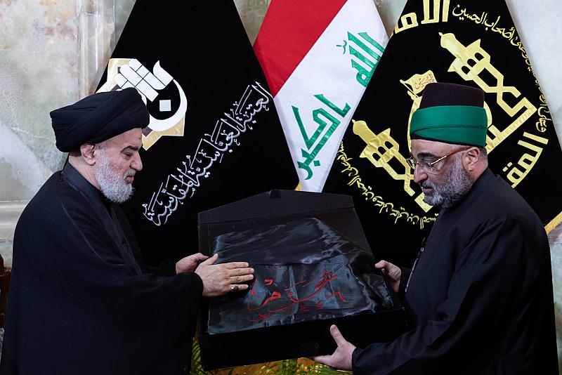 السيد الصافي يسلم راية قبة مرقد أبي الفضل العباس (عليه السلام) للأمين العام للعتبة العباسية