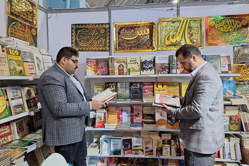 وفد متحف الكفيل يطلع على دور النشر وعناوين الكتب بمعرض الكتاب الدولي في النجف
