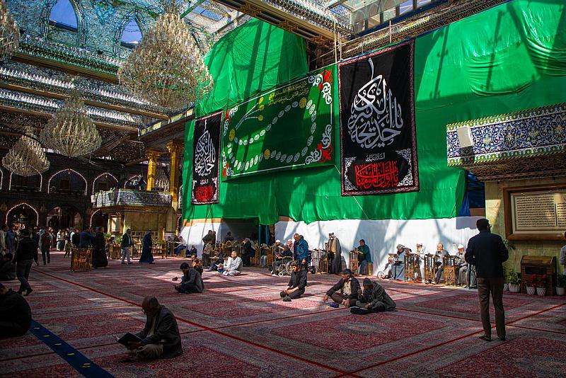 العتبة العباسية المقدسة تنشر لافتات السواد بذكرى وفاة السيدة خديجة الكبرى (عليها السلام)
