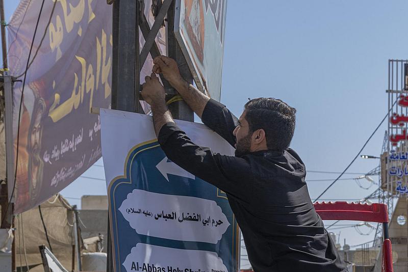 العتبة العباسية تنشر لافتات تعريفية بلغات عديدة لتحديد الطرق المؤدّية إلى المرقدين الطاهرين