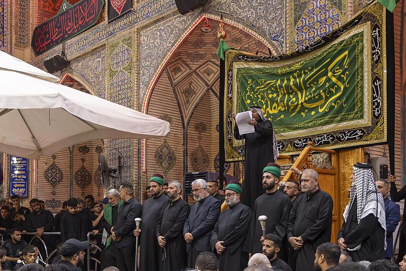 بمشاركة الأمين العام للعتبة العباسية المقدسة.. أهالي كربلاء يحيون ذكرى شهادة الإمام الحسن (عليه السلام) في النجف