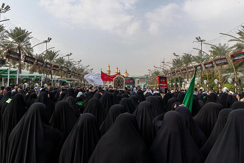 جموع المؤمنين تشيع النعش الرمزي للسيدة أم البنين (عليها السلام) عند العتبتين المقدستين