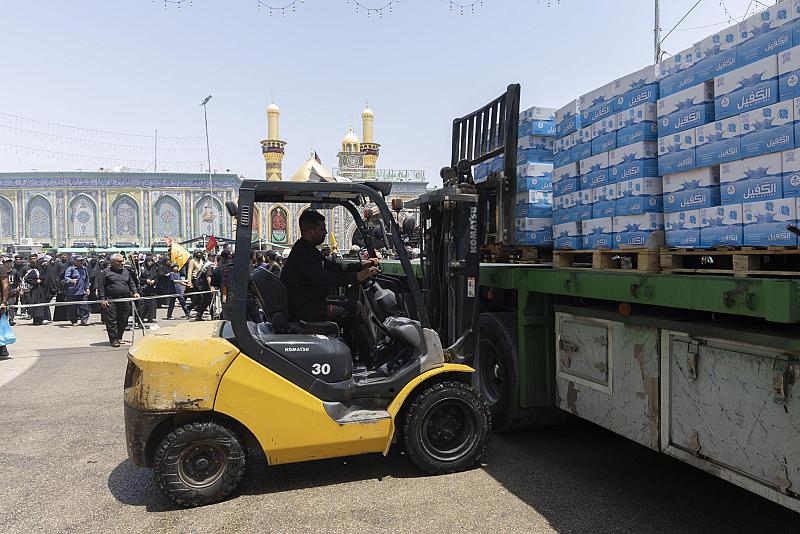 خلال ستة أيام.. قسم الشؤون الخدمية يقدم 240 ألف صندوق من مياه الشرب للمواكب
