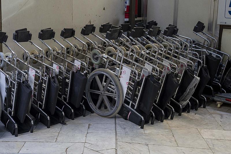 قسم الشؤون الخدمية يوفر عربات نقل لكبار السن وذوي الاحتياجات الخاصة من الزائرين