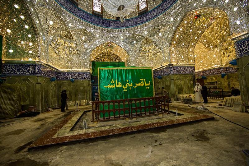 خطوطٌ من المرمر الطبيعيّ تحيط بالشبّاك الجديد لضريح أبي الفضل العباس(عليه السلام).. 