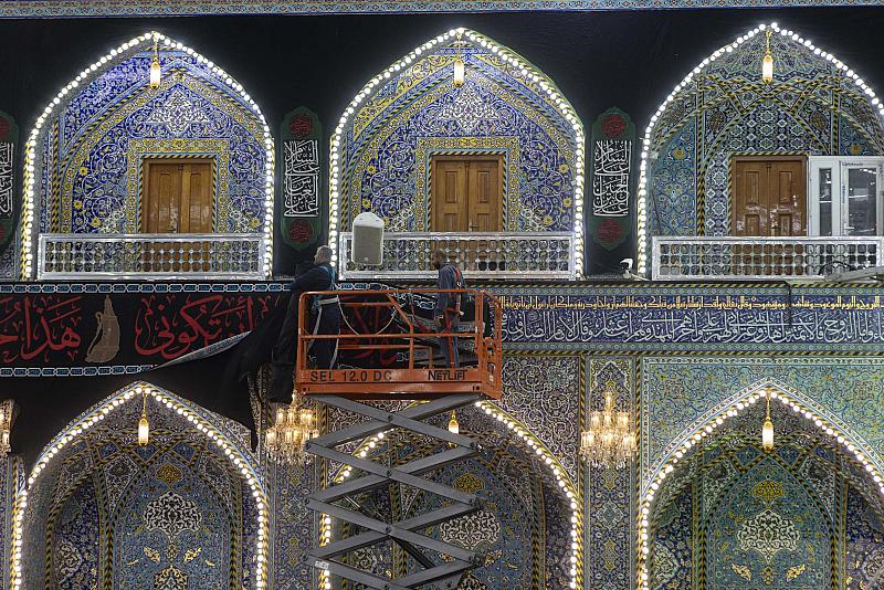 رفع مظاهر الحزن والسواد من الصحن الشريف تزامنًا مع حلول شهر ربيع الأول