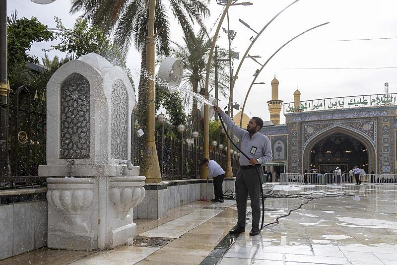 قسم بين الحرمين يباشر حملة تنظيف واسعة عقب موجة غبار في كربلاء