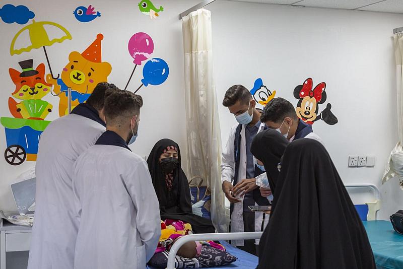 جامعة الكفيل تنظّم جولةً تفقدية لمرضى السرطان وعوائل الشهداء