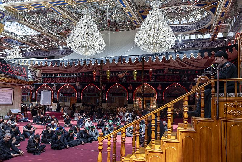العتبة العباسية المقدسة تُقيم مجلس عزاءٍ في الصحن الشريف إحياءً لشهر المحرّم 