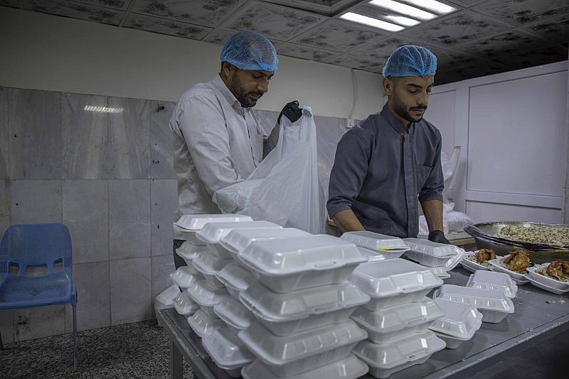 أكثر من 5 آلاف وجبة يقدمها قسم المضيف يوميًّا لضيوف العراق من لبنان