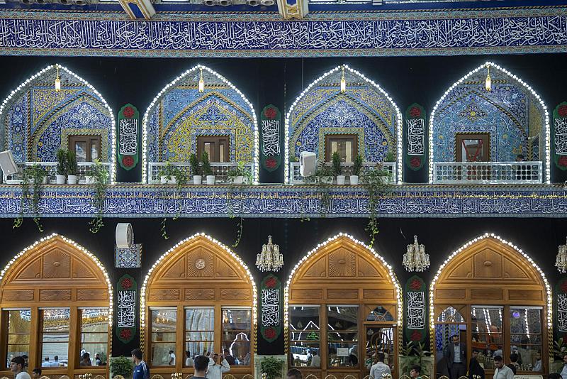 العتبة العباسية المقدسة تنشر لافتات الحزن في صحن مرقد أبي الفضل العباس (عليه السلام)