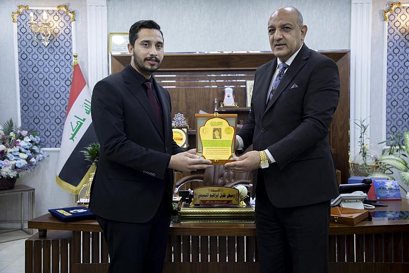 تربية كربلاء تقدم درع الشكر والتقدير إلى العتبة العباسية المقدسة لجهودها في المجالات التربوية والثقافية