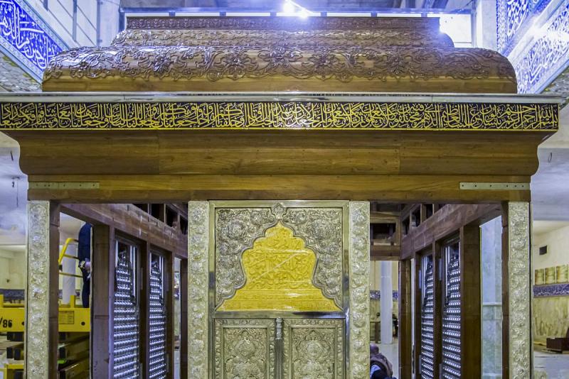دقّةُ التصنيع والتركيب وجماليّاتُ الخطّ تجتمع في شريطٍ كتابيّ قرآنيّ يعتلي شبّاكَ صافي الصفا