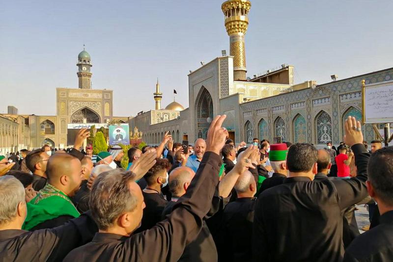 نشاطٌ عزائيّ وخدميّ لموكب أهالي كربلاء عند مرقد الإمام الرضا (عليه السلام)