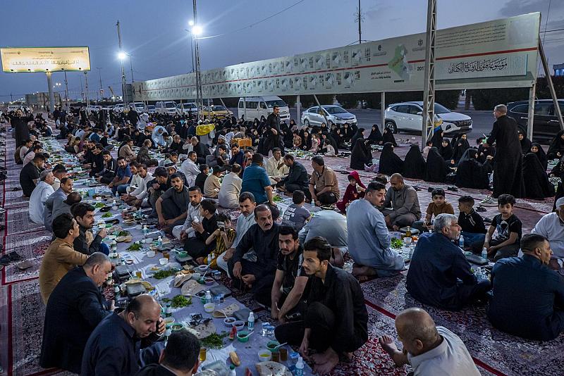 مجمّع أبي الفضل العباس (عليه السلام) يقدّم وجبة الإفطار للزائرين في شهر رمضان