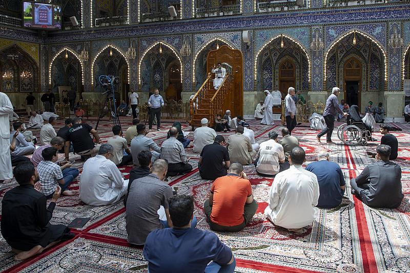 الزائرون يؤدون مراسم قراءة دعاء الندبة عند مرقد أبي الفضل العباس (عليه السلام)