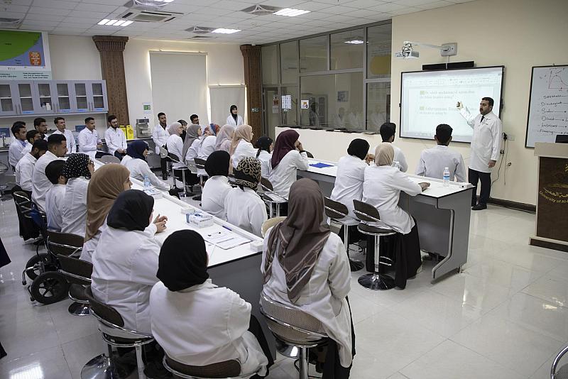 جامعة العميد: كلية الصيدلية عيّنت الطلبة الأوائل هذا العام في المؤسسات الصحية التابعة للعتبة العباسية