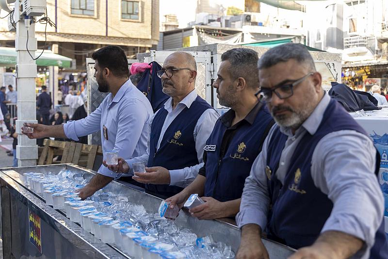 عبر موكبه الخدمي.. قسم الشؤون الخدمية يقدم المياه المبردة للزائرين في ليلة الجمعة