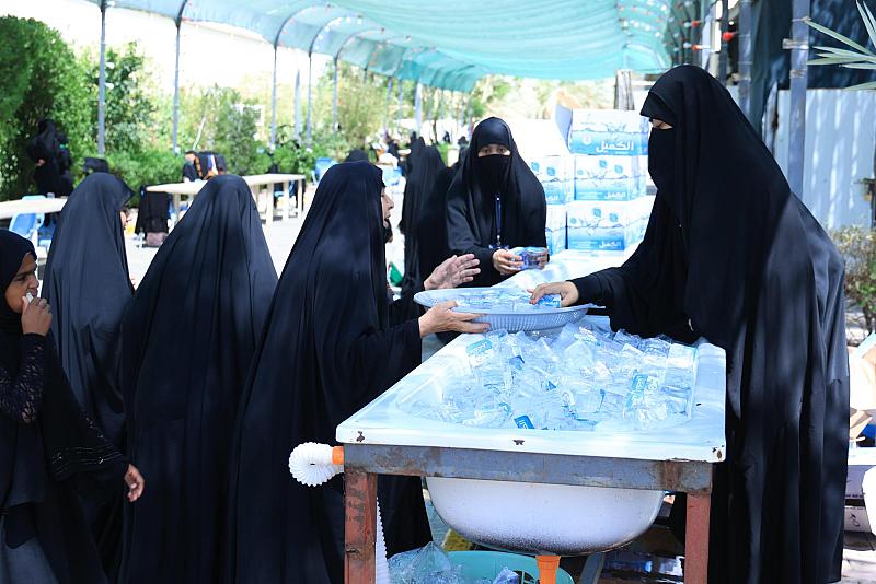 شعبة الخطابة الحسينية النسوية تواصل تقديم خدماتها للزائرات في طريق بغداد - كربلاء