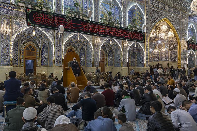 جموع الزائرين تشارك بقراءة دعاء كميل عند مرقد أبي الفضل العباس (عليه السلام)