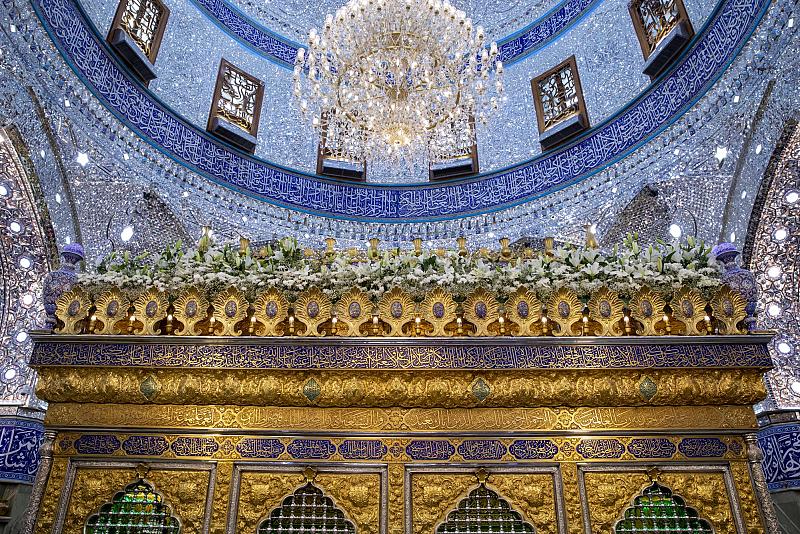 بذكرى ولادة الإمام الرضا (عليه السلام).. أكاليل الورد تزيّن شبّاك مرقد أبي الفضل العباس (عليه السلام)