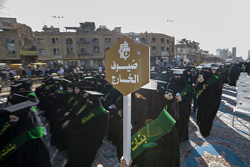 لأول مرة.. طالبات من خارج العراق يشاركن بترديد قسم التخرج في العتبة العباسية