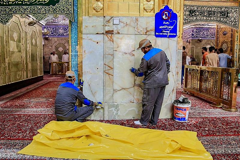 قسم الصيانة يجري أعمال الإدامة الدورية لجدران حرم مرقد أبي الفضل العباس (عليه السلام) وصحنه الشريف