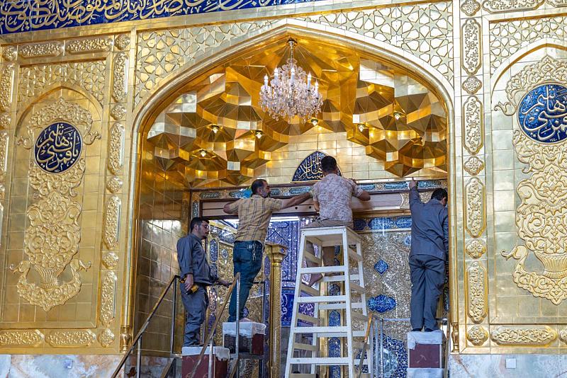 قسم صناعة الشبابيك يواصل أعمال تثبيت باب قبلة حرم أبي الفضل العباس (عليه السلام)